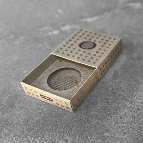 Otevřená dárková krabička na kulaté pexeso.